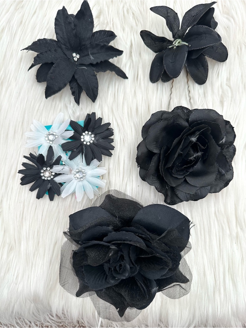CLAIRES BLACK FLOWER CILPS